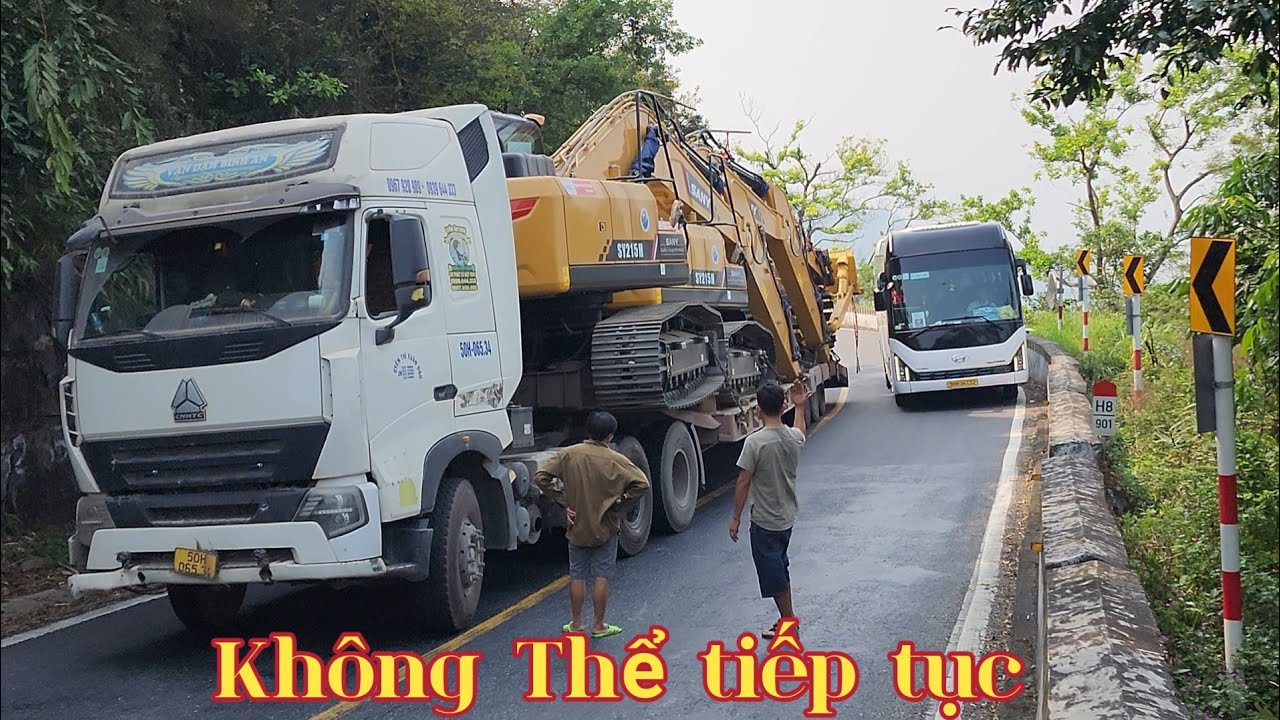 SỰ CỐ BẤT NGỜ KHIẾN XE ĐẦU KÉO KHÔNG THỂ VƯỢT QUA CON DỐC KHẮC NGHIỆT TRÊN ĐÈO