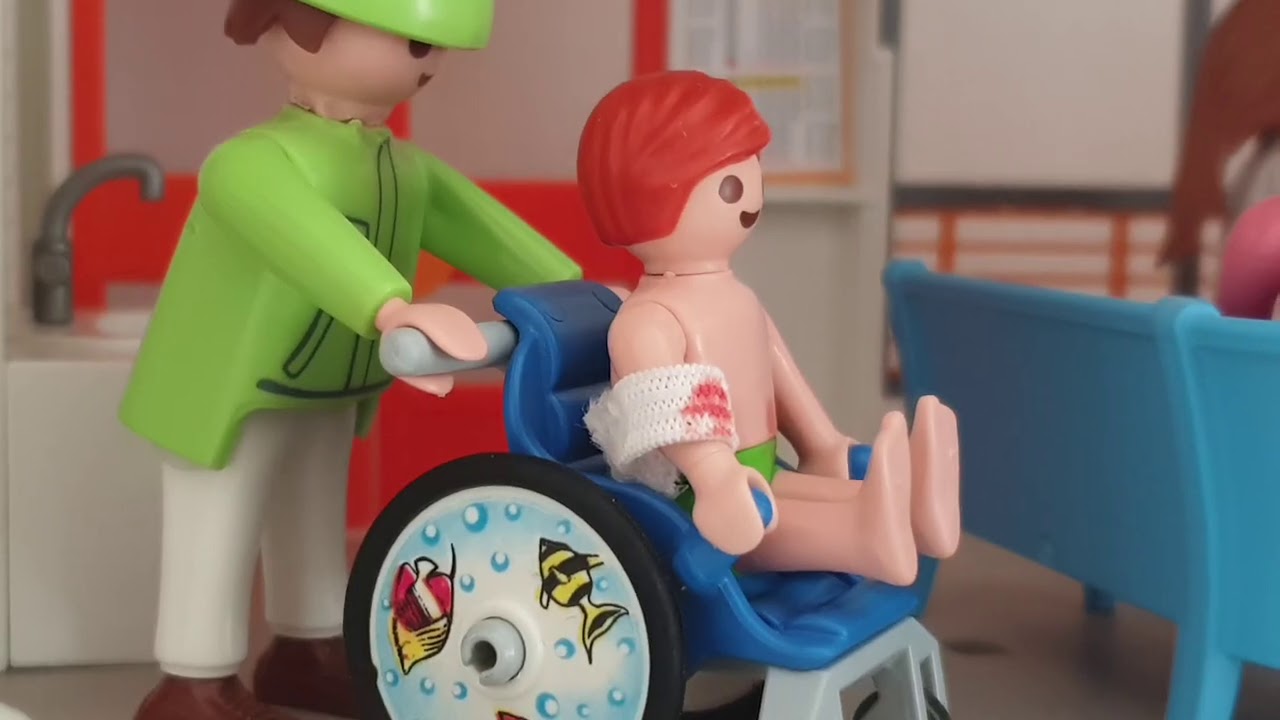Chloé en français présente une histoire Playmobil : une matinée agitée à l'hôpital! 🏥