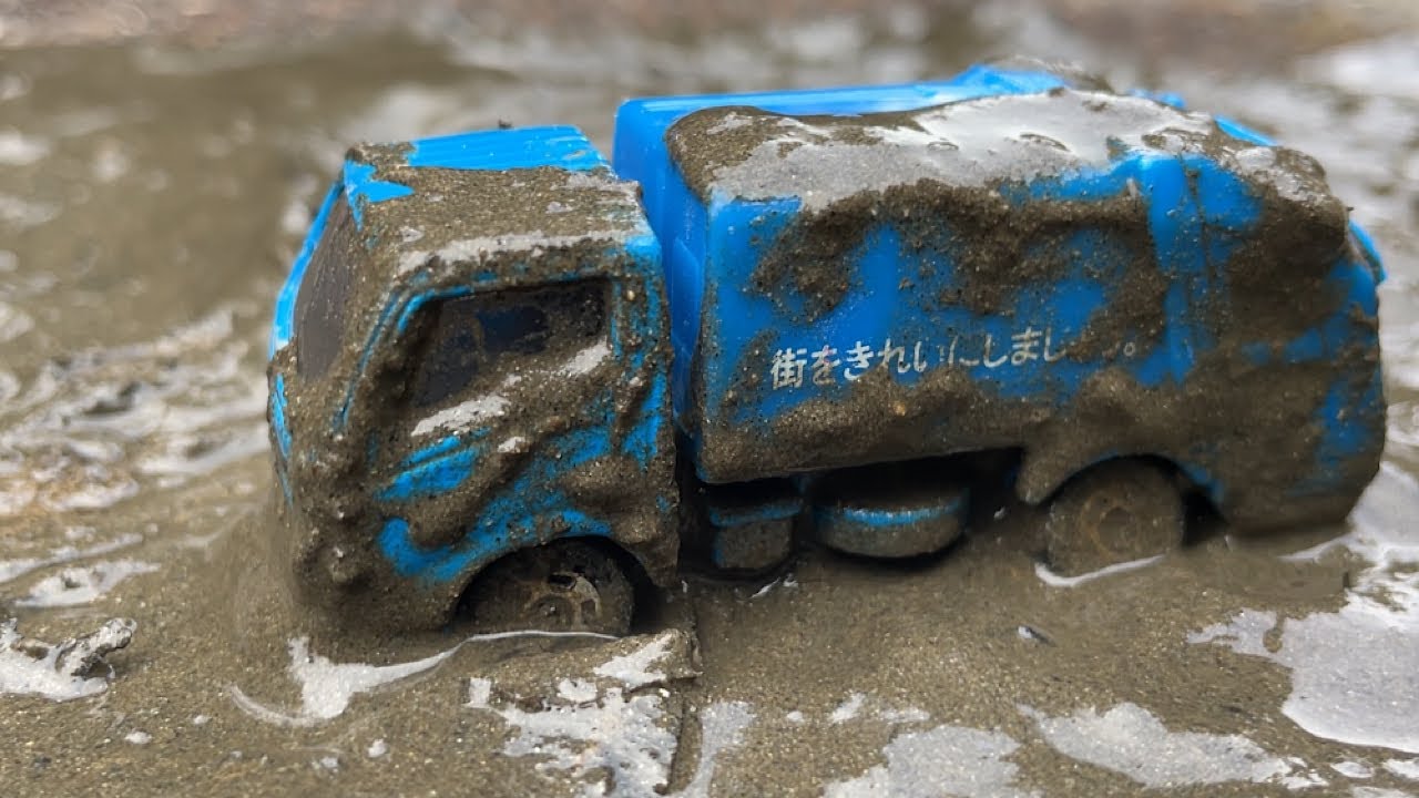 【トミカ】仕事で泥に汚れたはたらくくるまを川で綺麗に洗車するよ！ Tomica washing muddy working cars in a river！