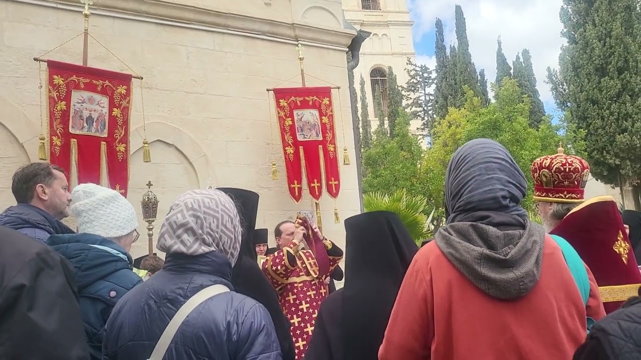 Крестный ход в праздник Обретения Главы Иоанна Крестителя вокруг Часовни на Елеоне