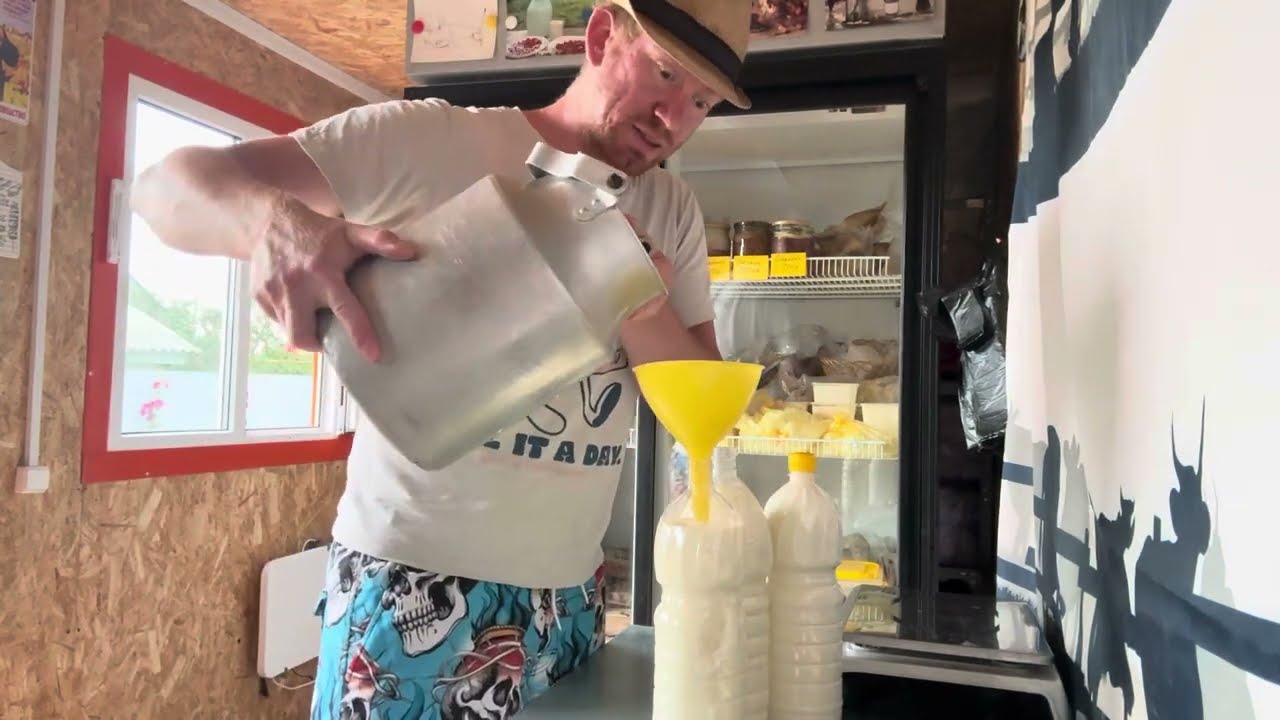 ПИШУТ, ЧТО Я ГРЯЗНОМ КЛИЕНТОВ ВСТРЕЧАЮ. ПРОСТИТЕ НЕ ВО ФРАКЕ