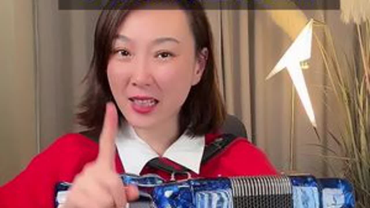 经典红歌讲解第一首《北京的金山上》；这是一代人的回忆，让我们继续沿着前辈的足迹砥砺前行！#雨桐教手风琴#北京的金山上#双手配合#零基础手风琴教学#经典老歌