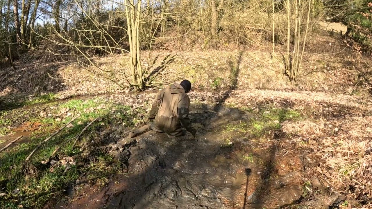 Im Regenoverall im Schlamm Teil 2 (Teich)
