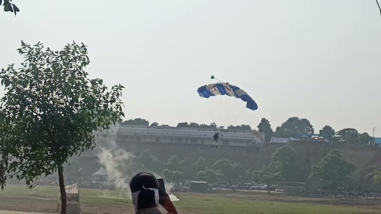 @parashoot landing#prayagraj airshow