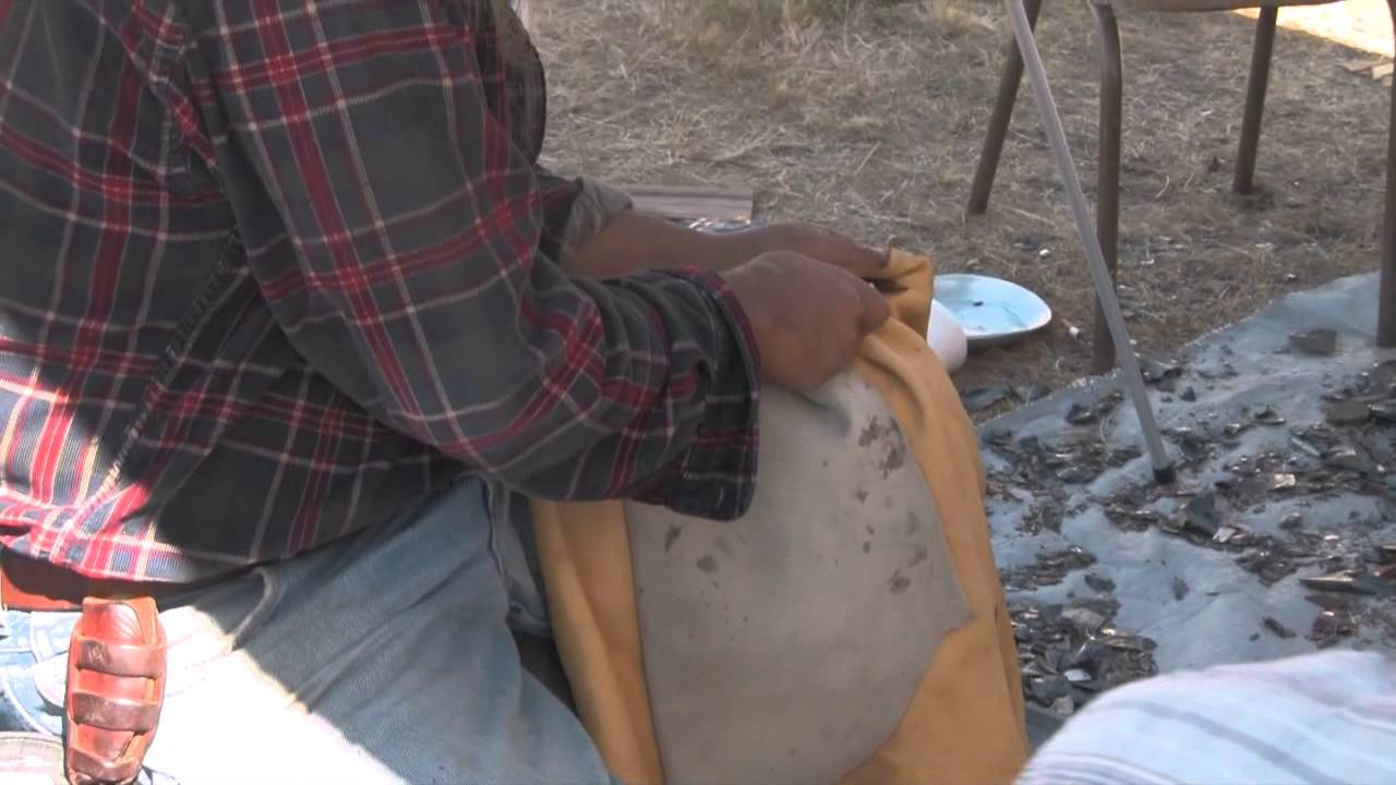 Harry Oda, master flintknapper, flintknapping demo (part 2) :: hammerstone spalling