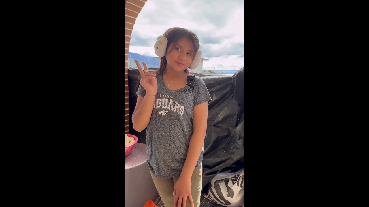 Elizabeth Ciprian desgranando maíz😱