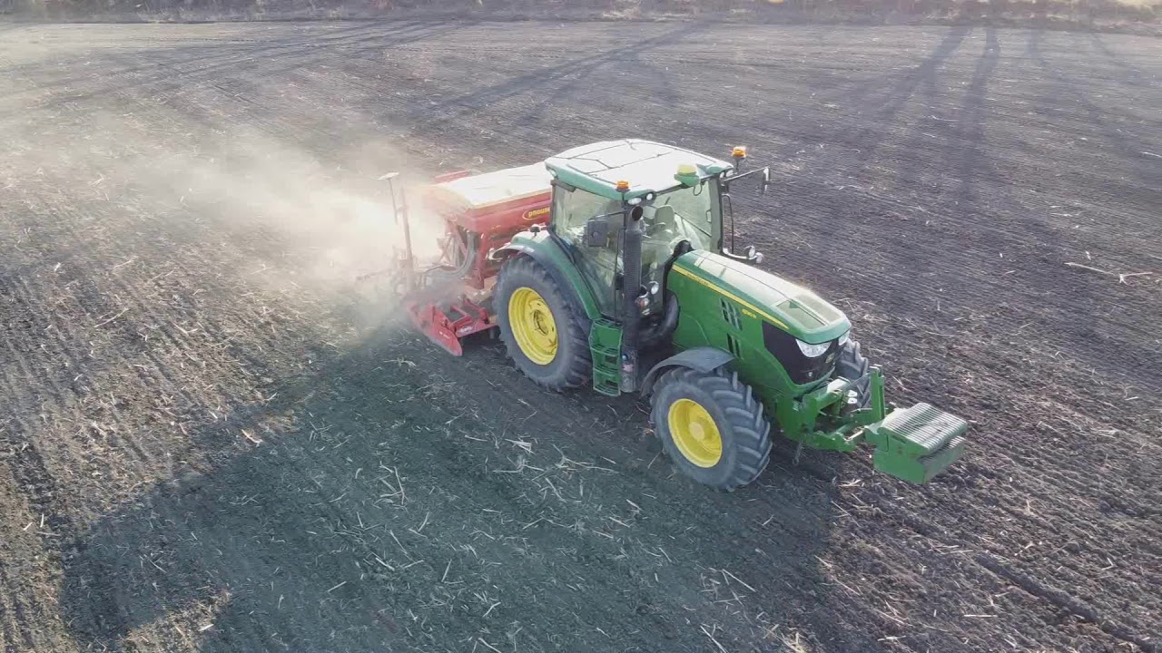 Lucerna vetés John Deere 6130R + Kuhn HR 3005D + Pneusej MKC Magna 300 dxd
