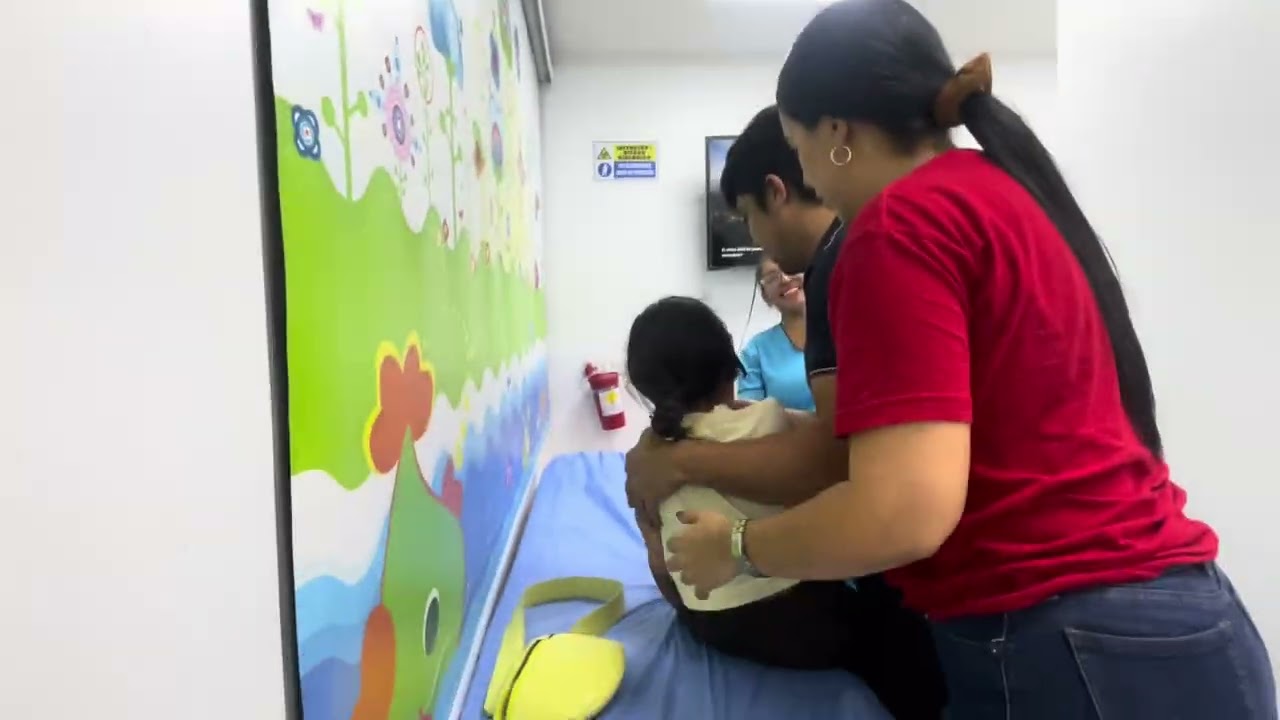 Lucia Celeste Pertuz Robles llora antes de Ponerle  la vacuna contra el dengue al final no lloro.