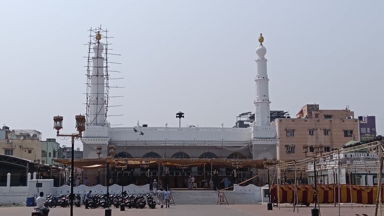 இஃதாருக்கு சிறப்பு செய்யும் மாற்று சமூக உறவுகள்