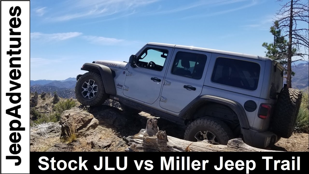 Стандартный Jeep Wrangler JLUR 2019 года на фоне трассы Miller Jeep Trail и ручья Локвуд в Калифо...