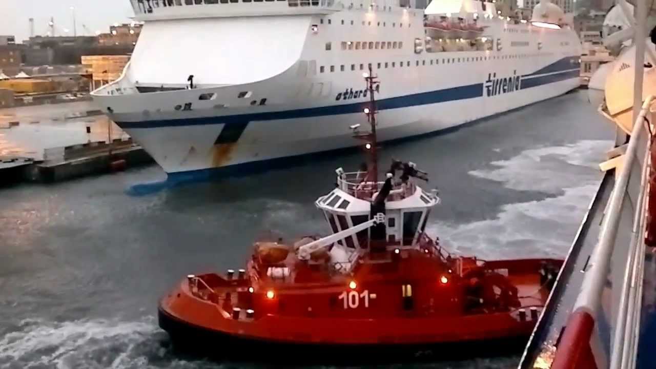 Tirrenia Janas attracco a Genova con rimorchiatore