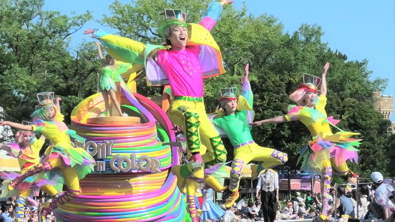 TDL ディズニー・ハーモニー・イン・カラー 2023.7 （暑すぎ？蜃気楼出てました！）時空が曲がってる？パレードルート上に蜃気楼！！の中のお見事なハーモニーの舞！