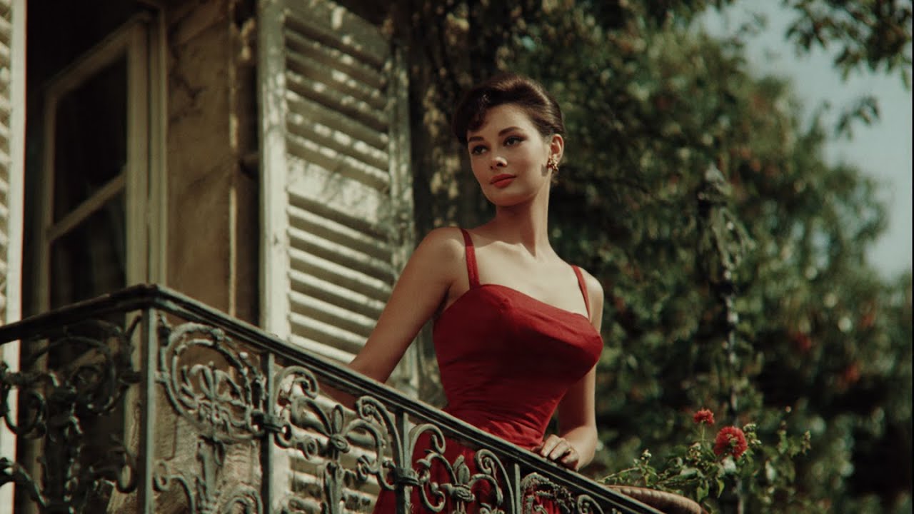 Under the Skies of Léon (France) – Vintage Chanson & Cinematic Beauty