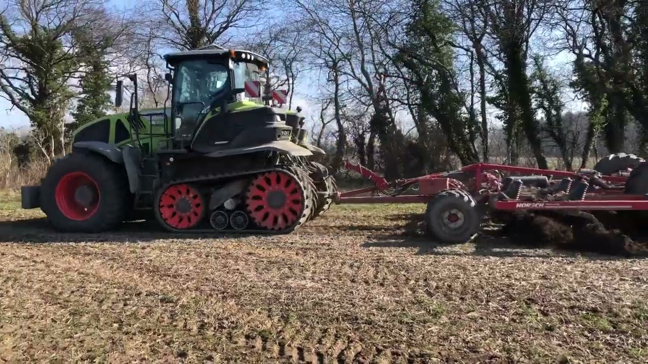 Claas Axion 960 Terra Trac with 890 mm track belts + first in market + pulling Horsch Terrano