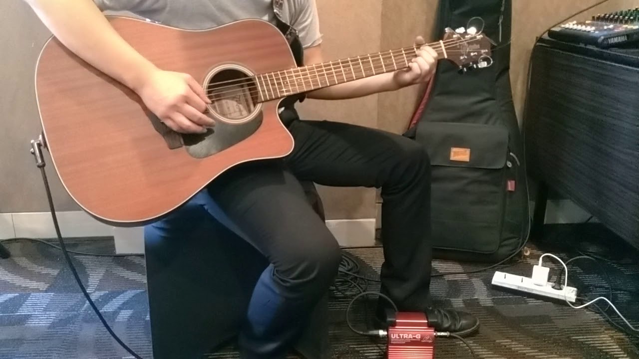 DI box Behringer Ultra GI 100 with Acoustic Guitar