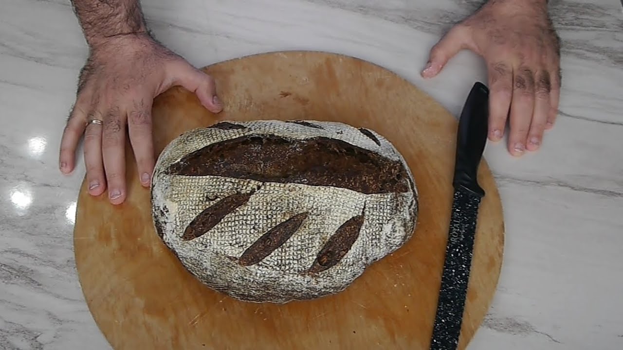 Пшенично-ржаной солодовый хлеб с семечками на закваске.