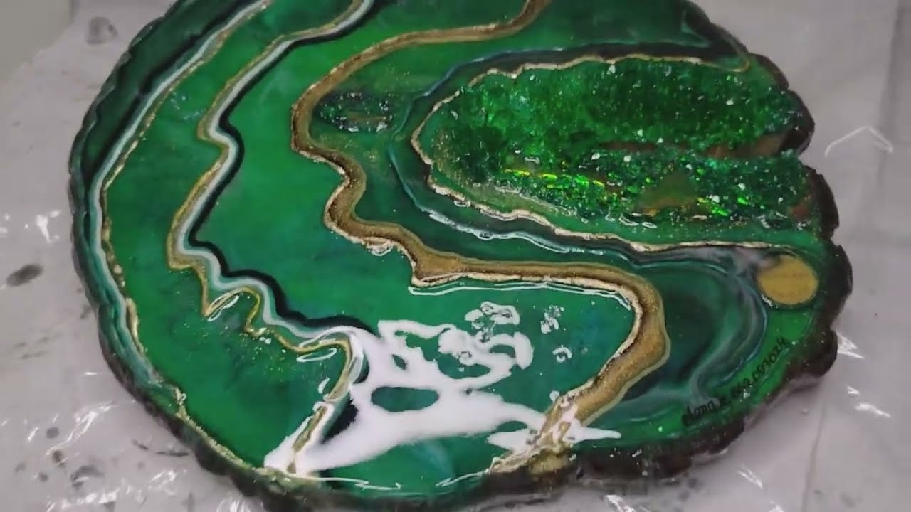 obraz wylewany żywicą-geoda -szafir, epoxy art-emerald geode