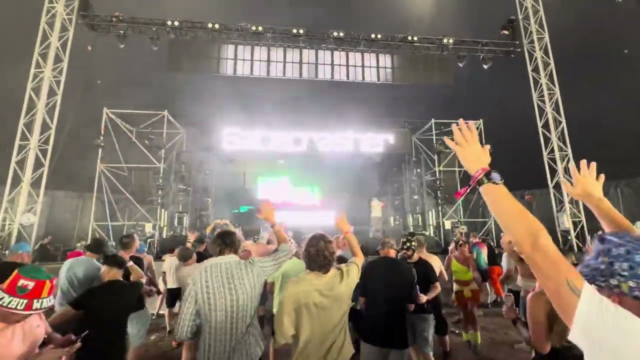 Eddie Halliwell playing 10 in 1 at 90s Fest 2025