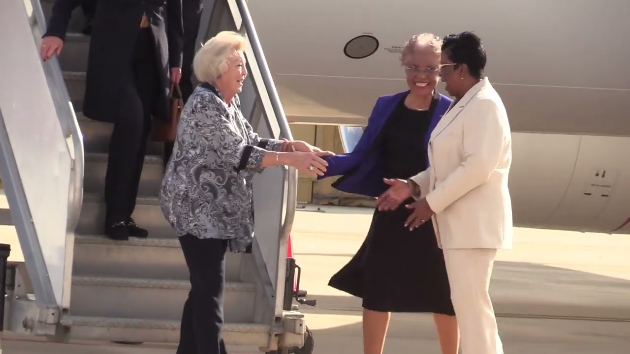 Beatrix ontvangen met zoenen én windvlaag op Curaçao