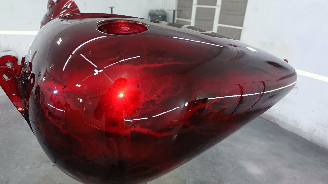 pintura personalizada en Harley Davidson (efecto de rayos con una raiz de planta) color Black cherry
