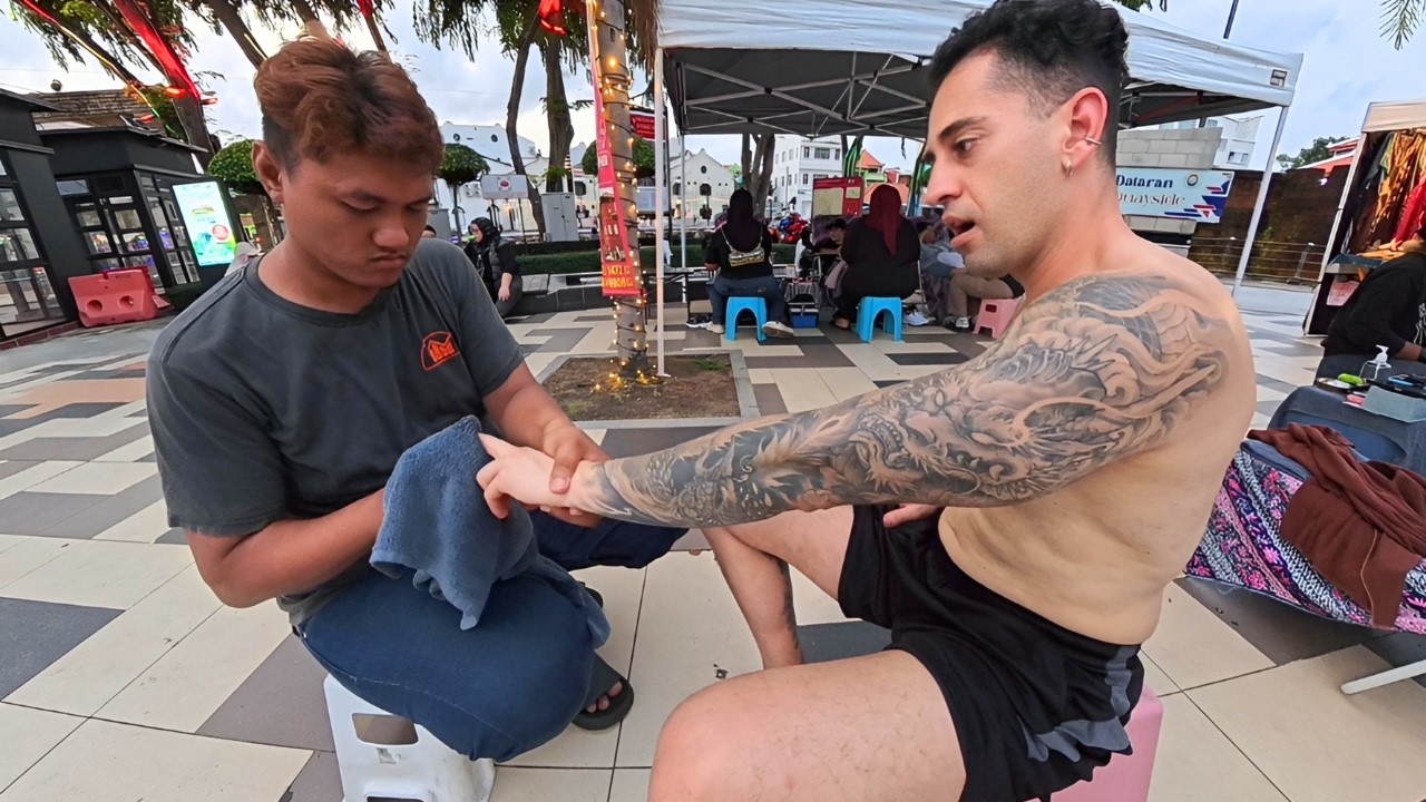 $7 Street Massage in DUTCH SQUARE