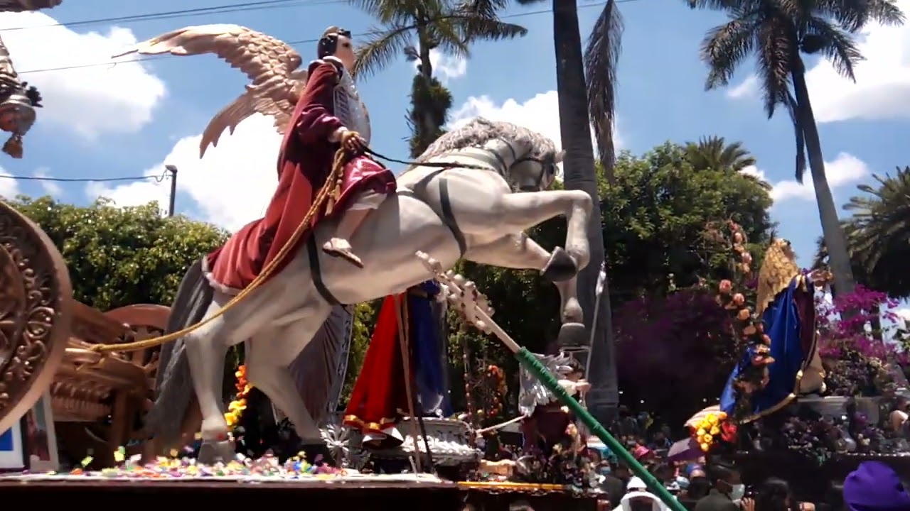 hermoso encuentro de imágenes en la solemne procesión de viernes santo 2022 en San Cristóbal Verapaz