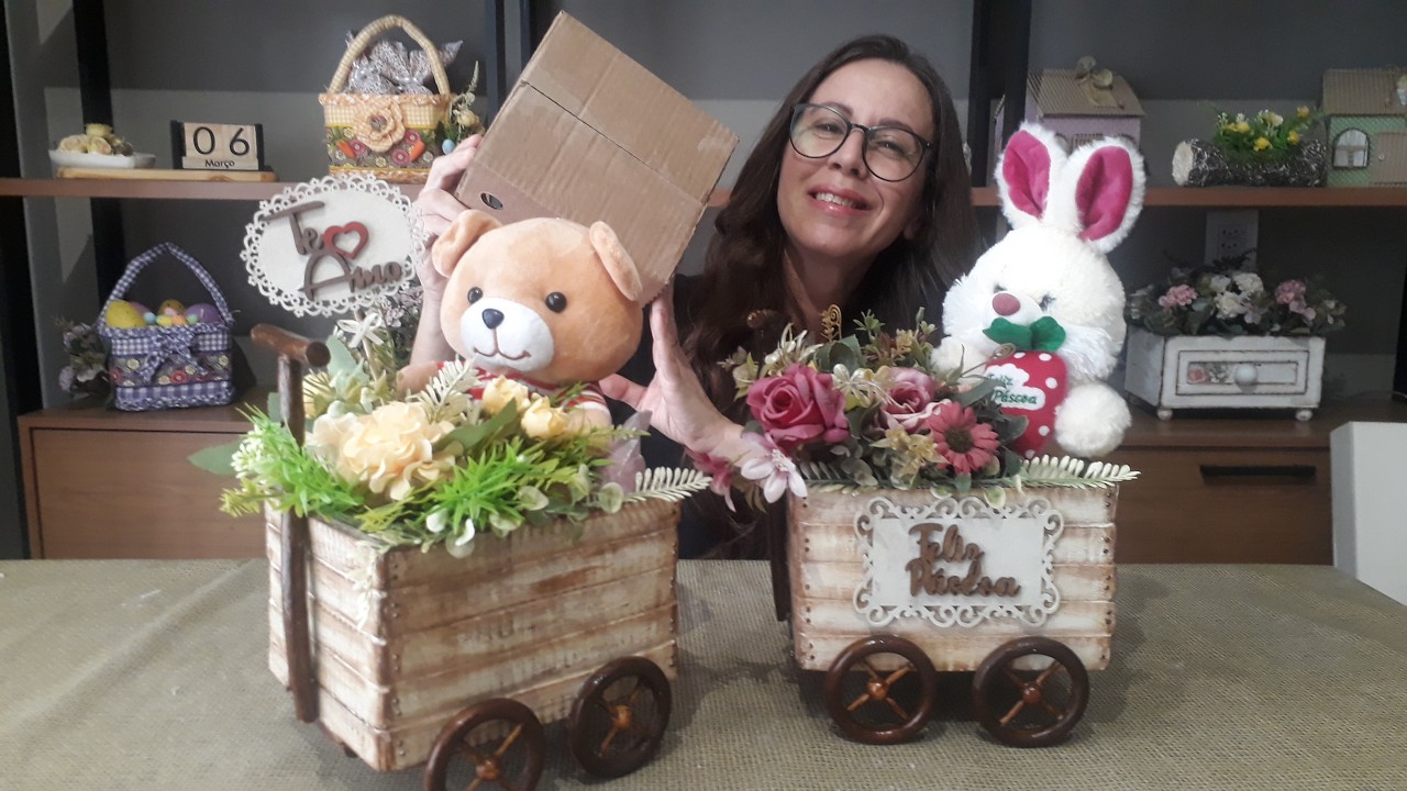 Olha que Linda essa Charrete que fiz com Papelão para Pesente ou Decoração !