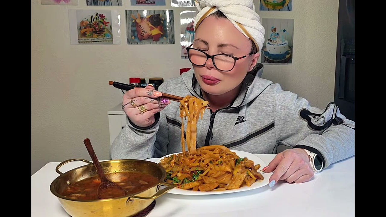 Homemade noodles and bean soup mukbang. 