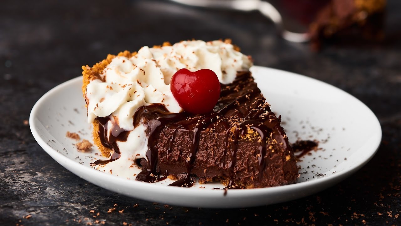 Red Wine Chocolate Pudding Pie - Show Me the Yummy