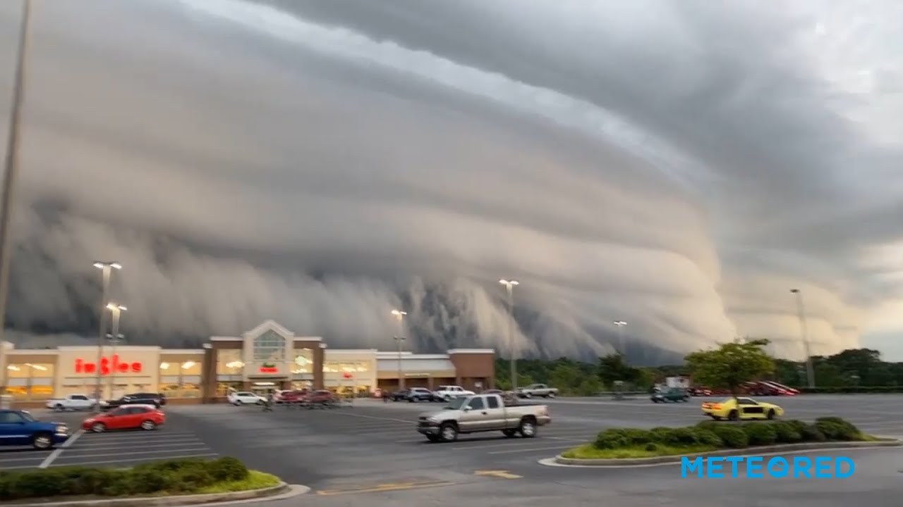 Spectacular shelf cloud in Georgia, USA.
