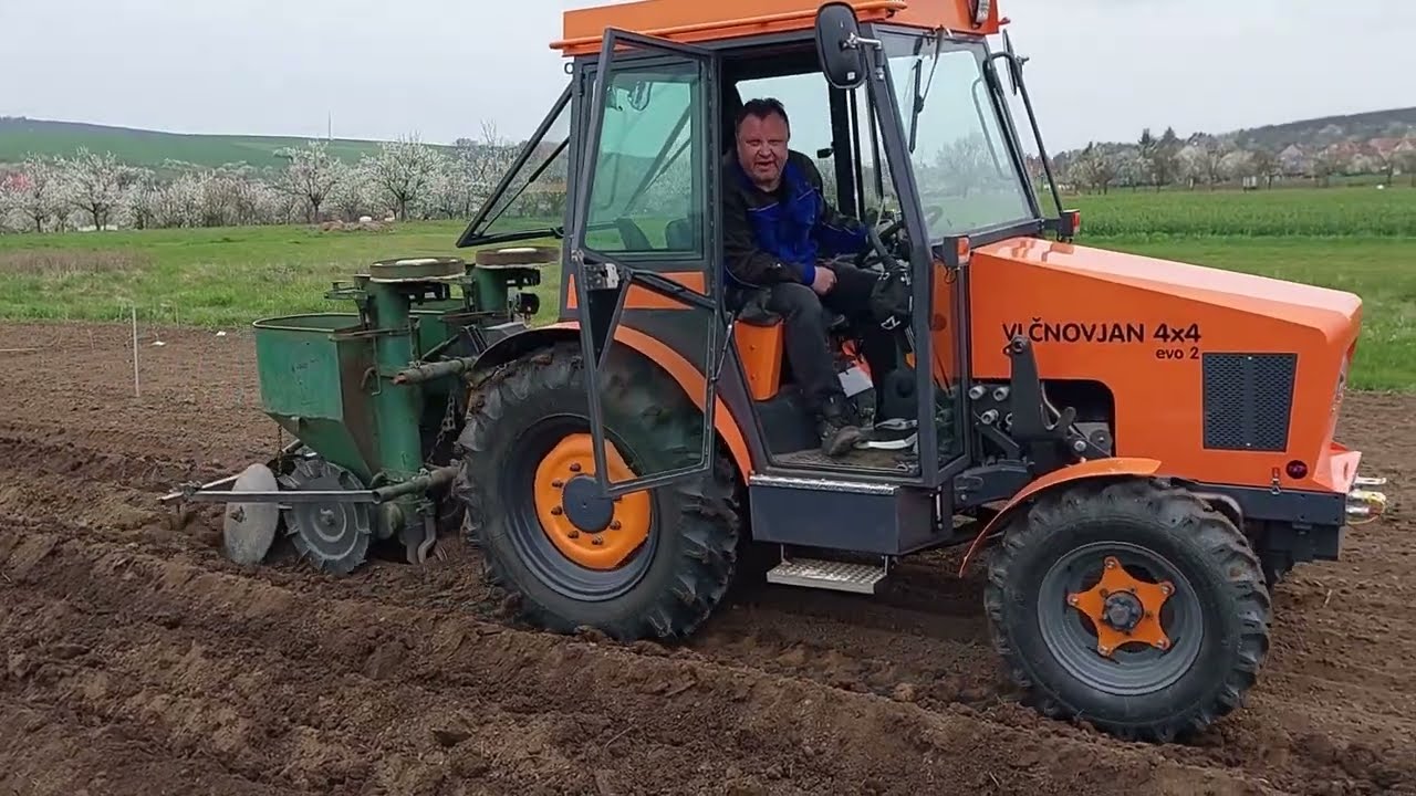Sázení brambor s traktorem domácí výroby. Planting potatoes with home-made tractor