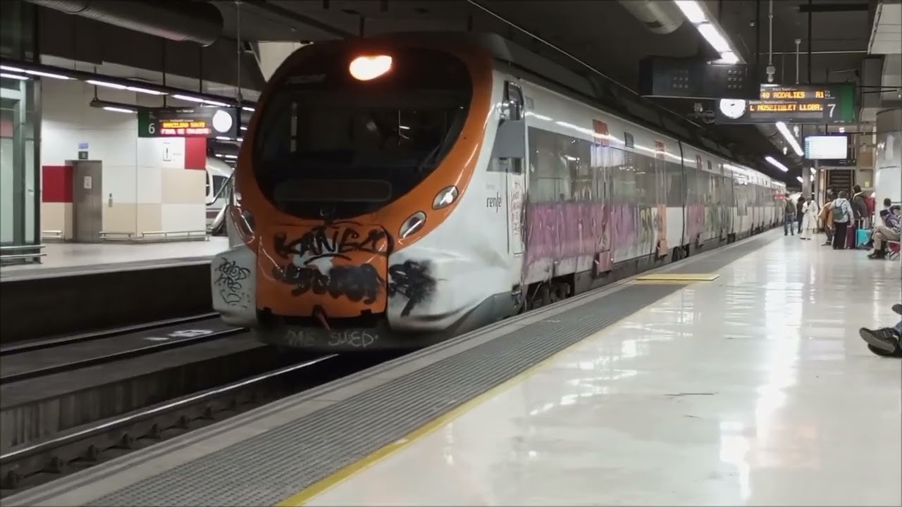 Diferentes trenes en estación Barcelona-Sants