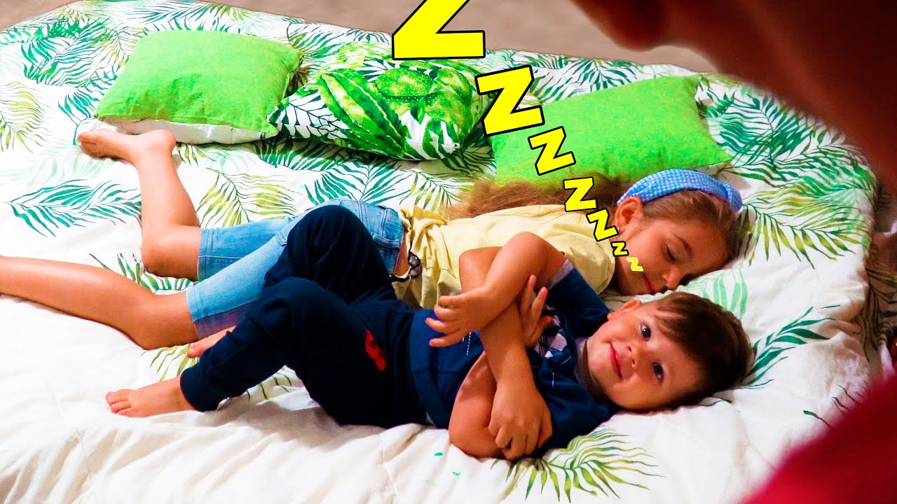 Amelia Babysitter fa imparare i colori a Matteo, Bambini restano da soli a casa