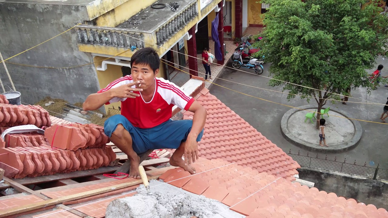 Thợ lập mái ngói mũi,Kỹ thuật  lợp  ngói mũi sò,tại nhà Thờ Họ Ninh La Xuyên video 4k