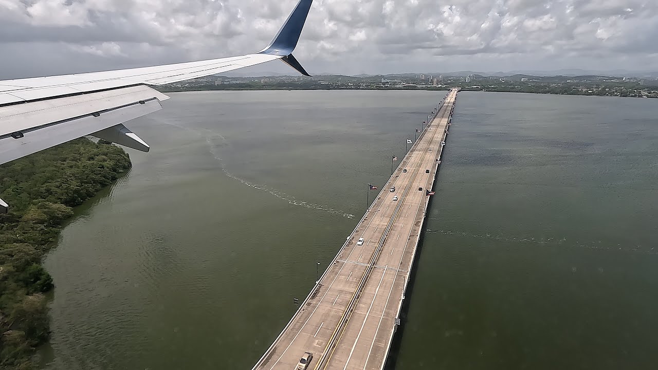 Landing at Luis Muñoz Marín International Airport Boeing 737-900ER