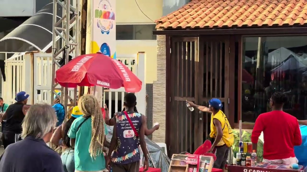 TENSÃO NA BARRA: ambulantes brigam e um deles puxa faca durante confusão