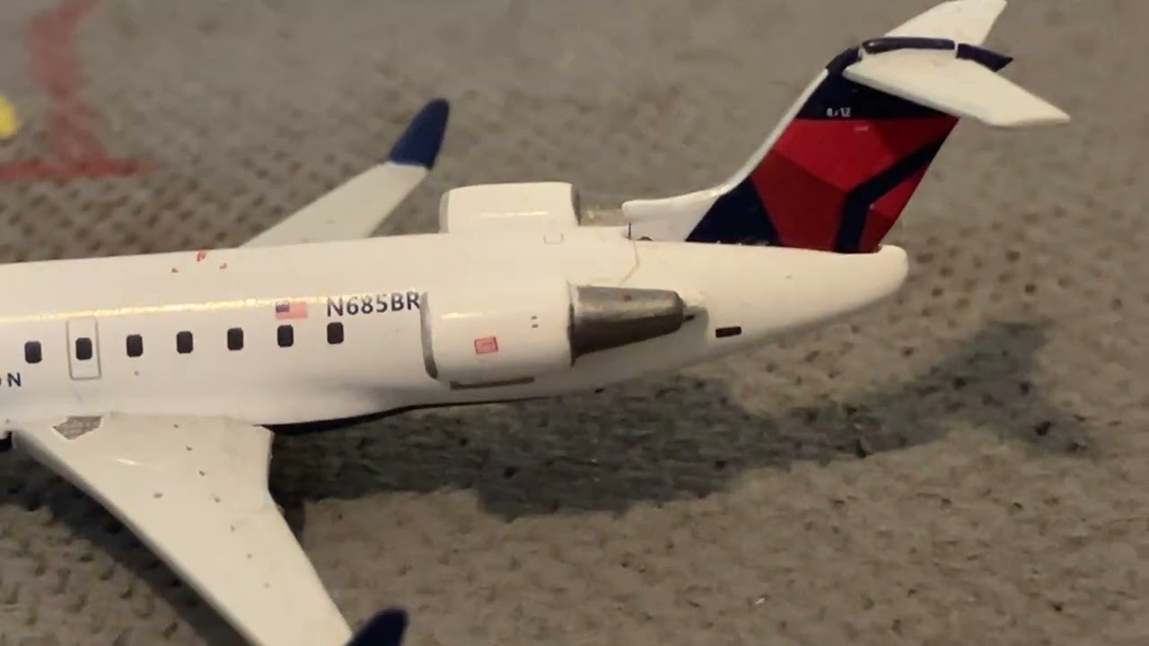 Model Reviews: Episode 2: Delta Connection CRJ-200ER: N685BR!