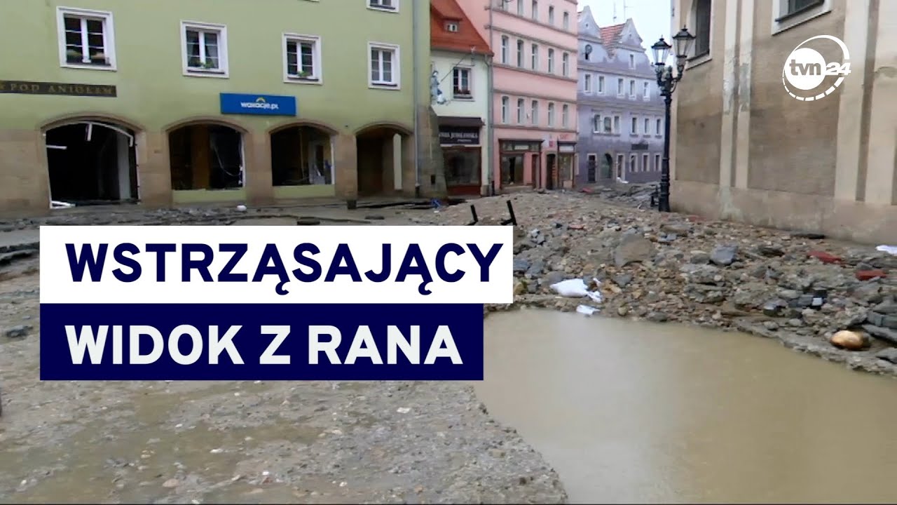 Kłodzko po pierwszej fali powodziowej. Wokół powybijane szyby, na ulicach meble. 