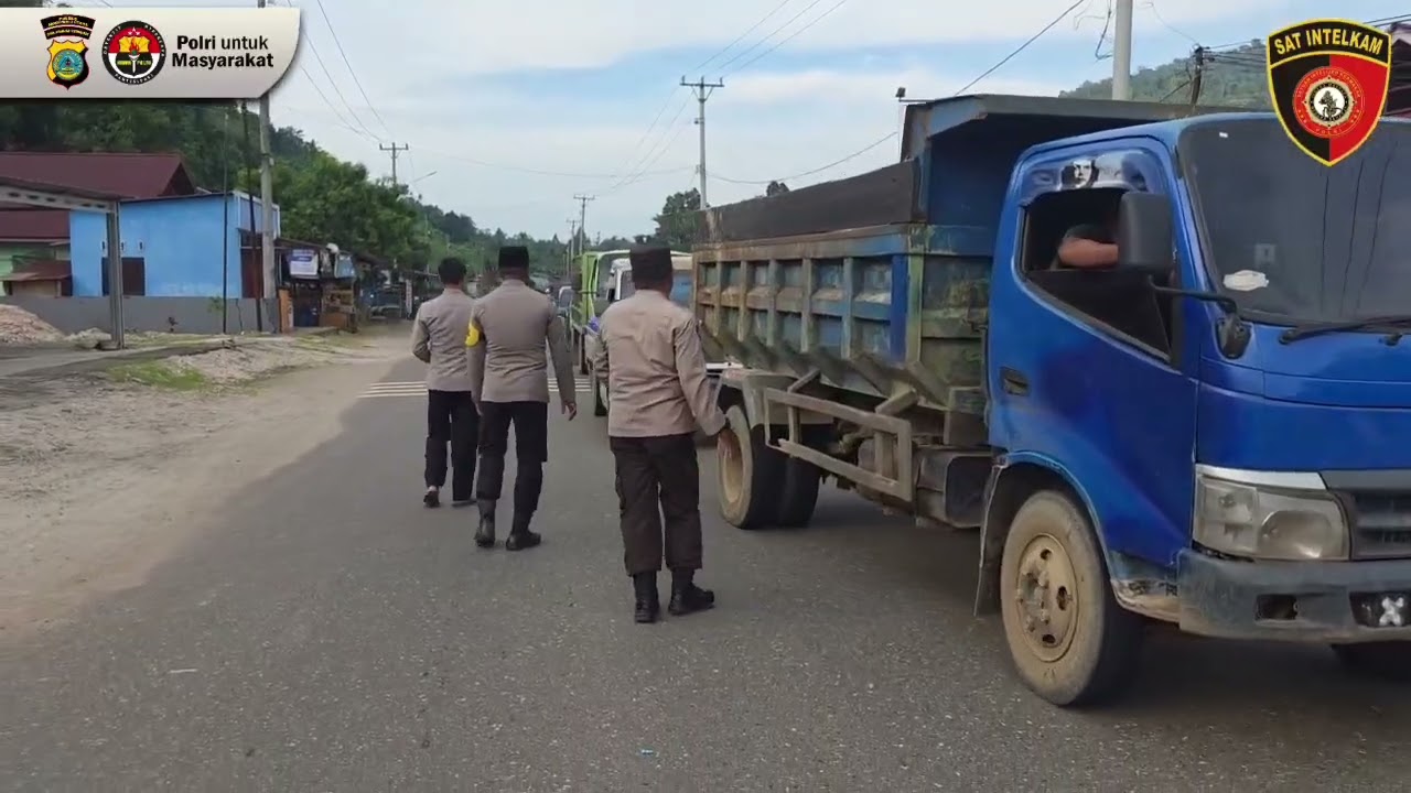 Satintelkam Polres Morowali Utara bagi Takjil bersama Ikatan Pemuda Morowali Utara