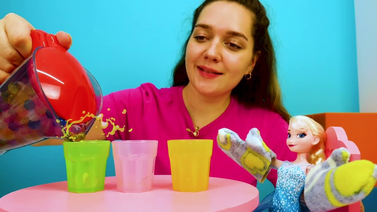 La poupée Barbie et la poupée Elsa transforment la maison avec une magie hivernale