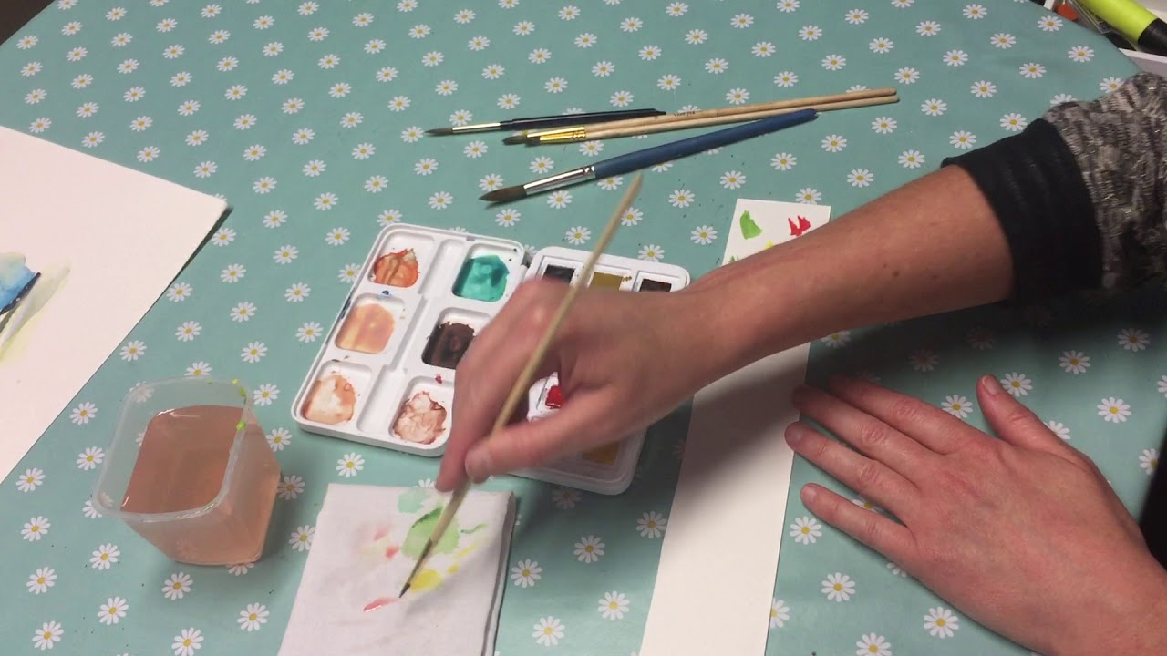Experimenteren met aquarel - van ver gefilmd (vodje en waterpotje zichtbaar)