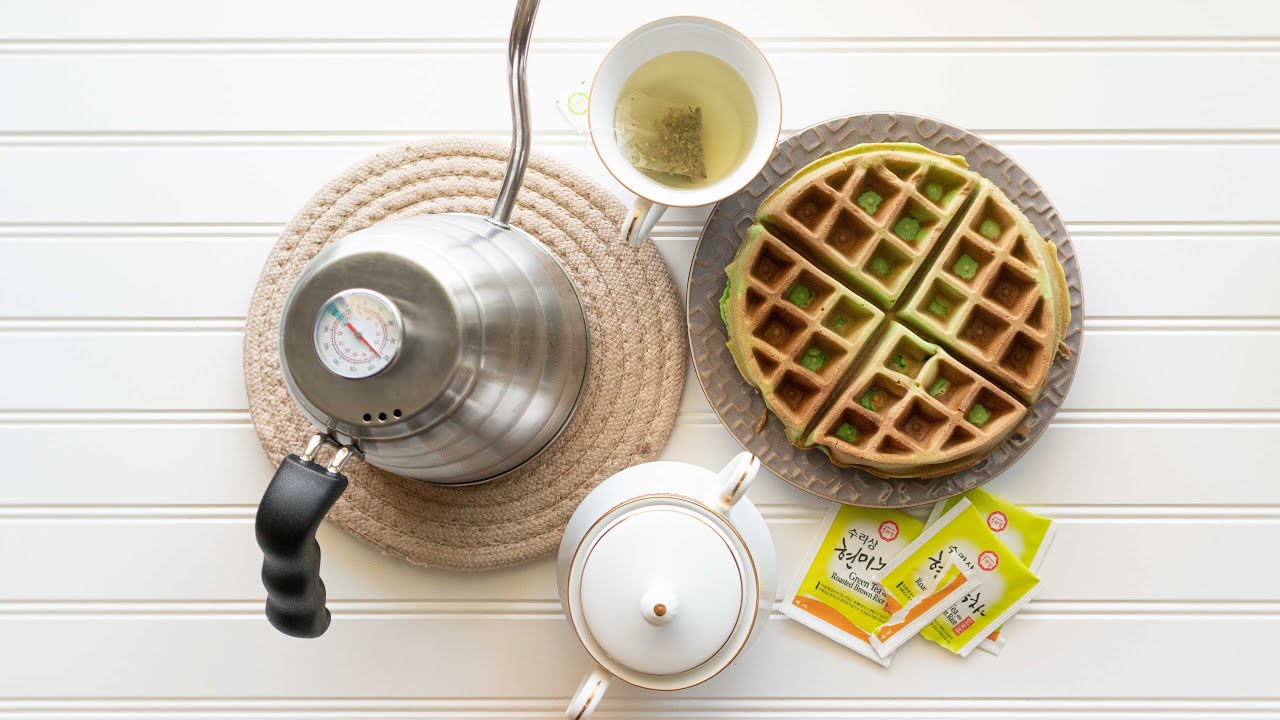 Vietnamese Coconut Pandan Waffles (Banh Kep La Dua)