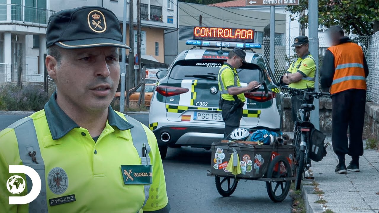 Sancionan a hombre que manejaba bicicleta a motor | Control de Carreteras | Discovery Latinoamérica