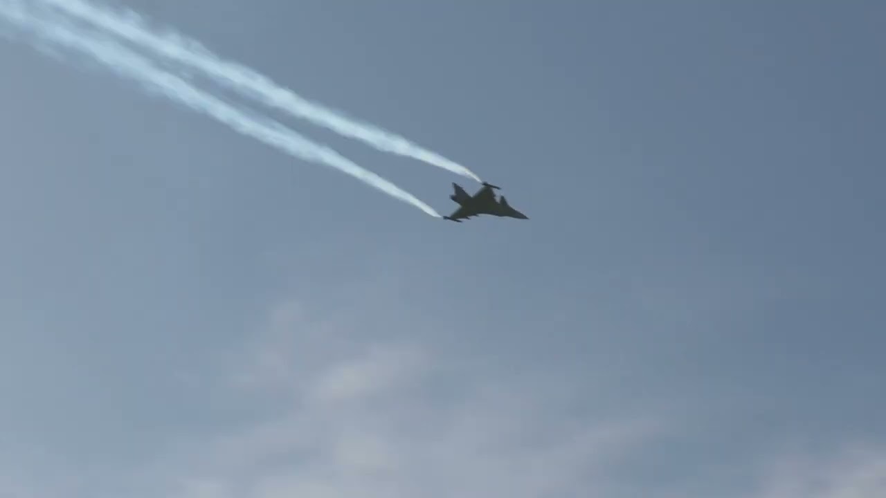 Grippen dive through clouds 4K