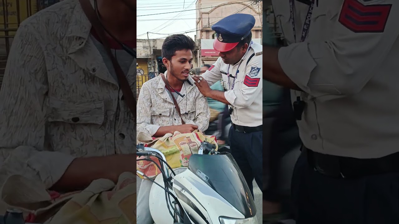 गर्दन टेढ़ी कर Phone पर बात करते हुए Bike न चलाएं! 🙏⚠️ #roadsafety #drivingrules #shorts
