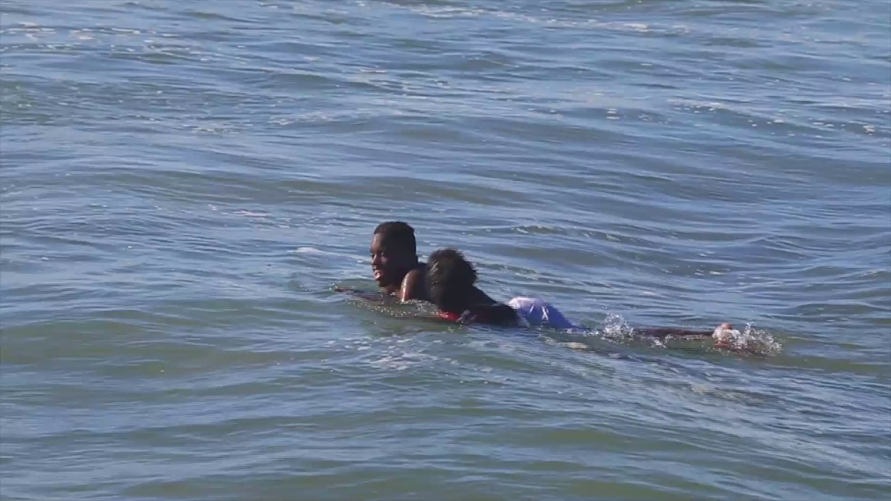 salvamento banhista por bodyboarder Costa de Caparica