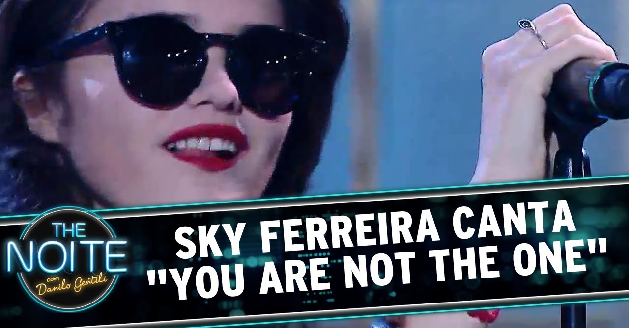 Sky Ferreira canta 