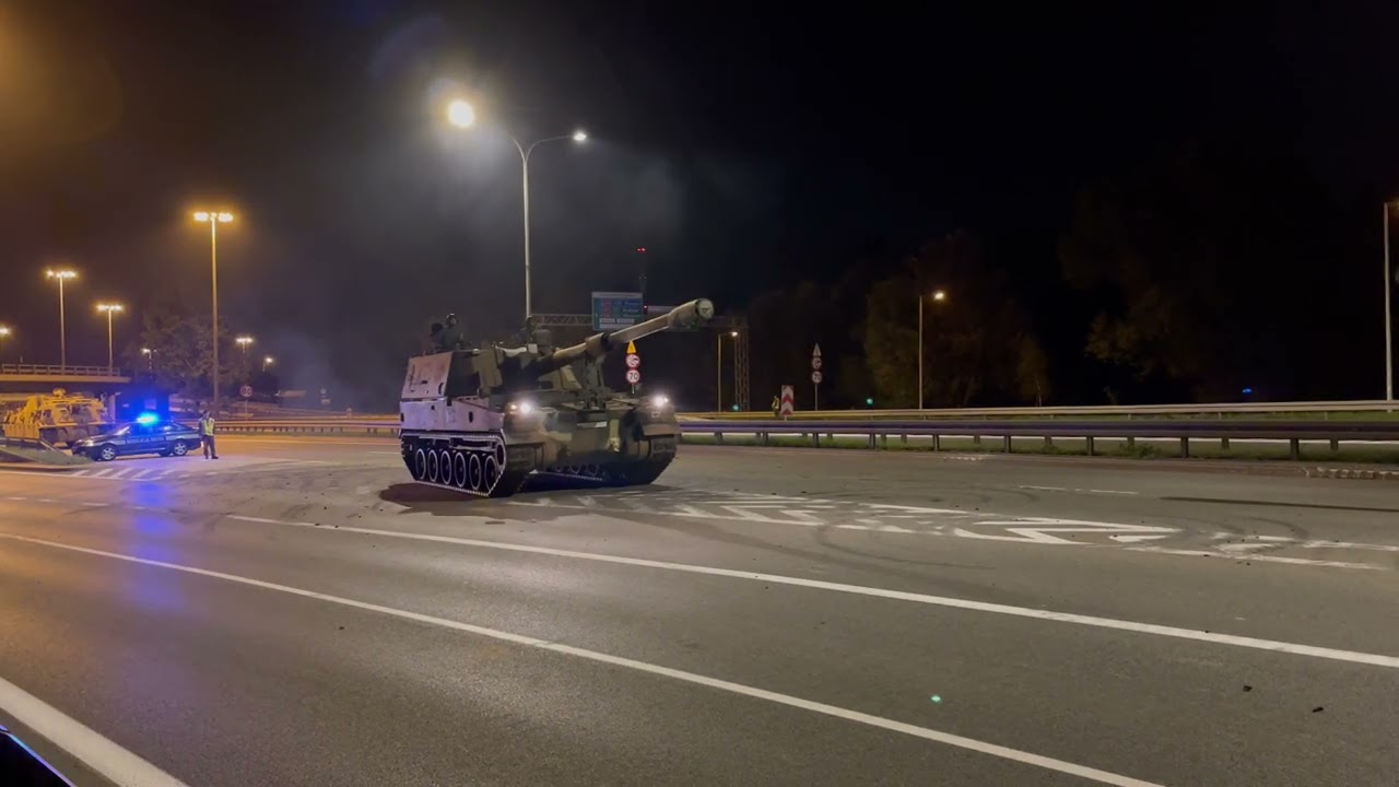Haubica K9 Thunder zawraca na Wisłostradzie - Pr&oacute;ba generalna Defilada 2023