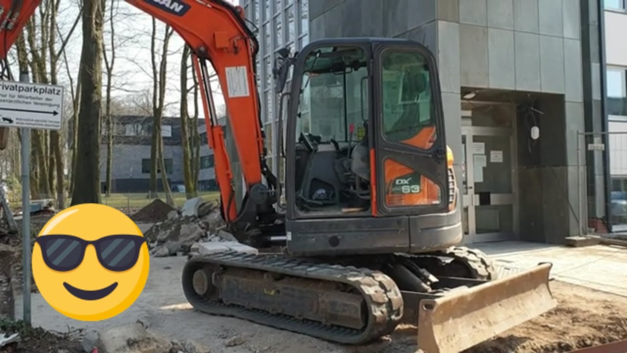 Minibagger Doosan DX63-Granitplatten mit Bagger verlegen