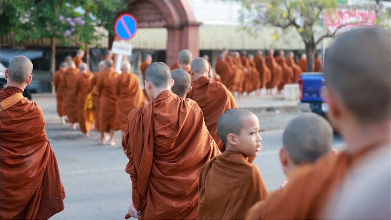 10มีนาคม69  คณะสงฆ์จากพุทธอุทยานทีพักสงฆ์วัดป่าบ่อน้ำพระอินทร์ ออกบิณฑบาตที่ตลาดชายแดนช่องเม็ก